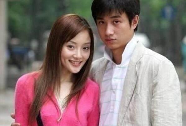 李小璐带甜馨拜年，背景是全家福，离婚了这么久为何还放全家福呢？