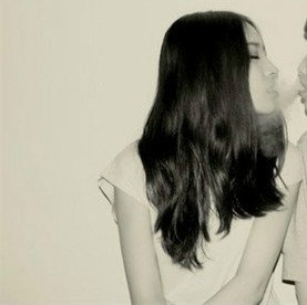 情侣头像一张两个人,男的吐烟,女的张嘴，他们叫什么？有没有那一系列的图像》