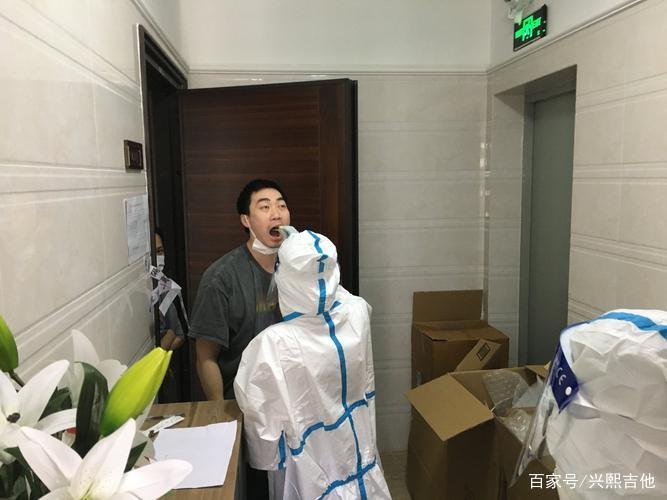 上海新冠感染者超40万，医护人员的日常究竟有多辛苦？