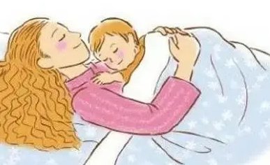孩子在晚上睡觉的时候总要抱着妈妈睡，这种习惯真的好吗？