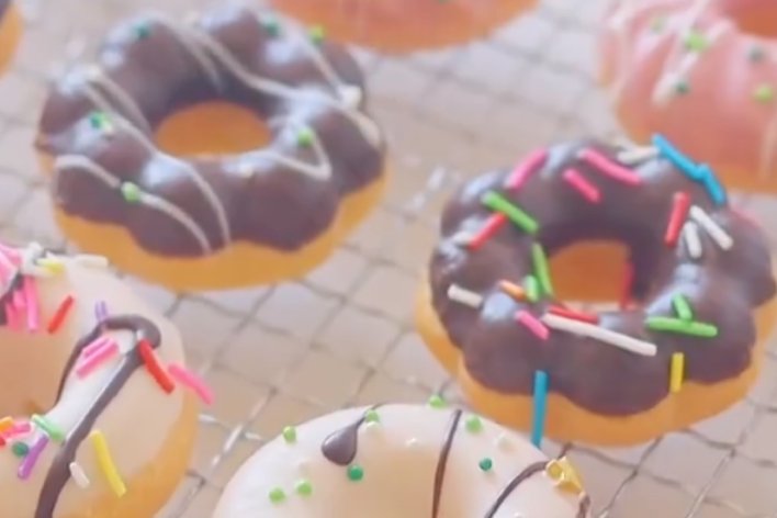 巧克力棒穿进甜甜圈的制作方法