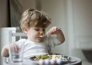 广东一萌娃偷喝扔到垃圾桶里的奶茶，孩子不能吃的食物还有哪些？