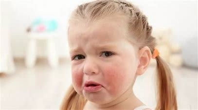 广东一萌娃偷喝扔到垃圾桶里的奶茶，孩子不能吃的食物还有哪些？