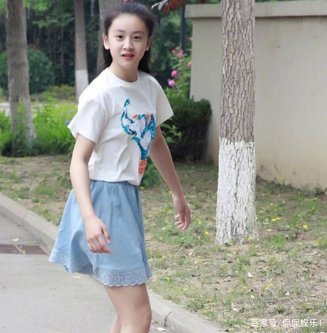 田亮女儿被指“发育太猛”，13岁身高近1米7，颜值不输妈妈，有多漂亮？