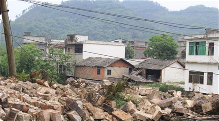 宜宾处于什么样的地形才会产生地震？