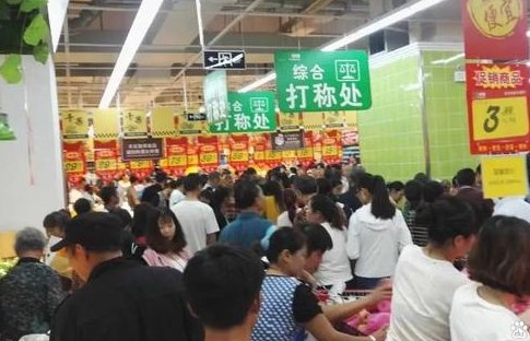 郑州超市人山人海，官方称不用抢购，聚集囤货有哪些风险？