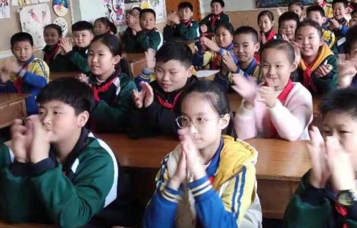 教室里响起了激烈的掌声怎么改病句?