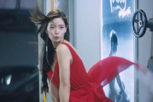 李成敏19禁趴地抖奶GIF怎么回事 只是稍微的露一露