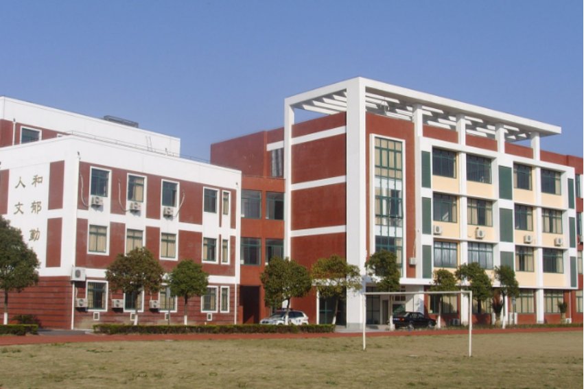 保定贺阳中学收费标准？