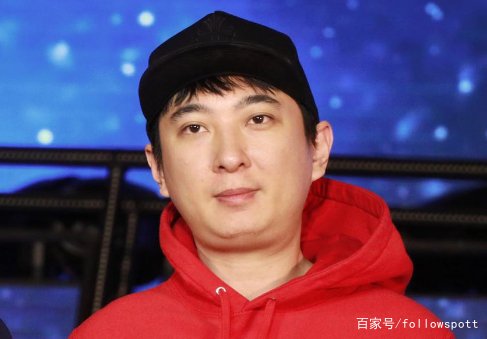 王思聪互撕风波后露面！乘千万豪车现身，却手机不离手无心聚会，你怎么看？