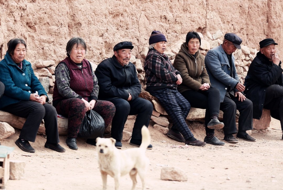 母亲去世两周同城女儿未发现，母亲到底是怎么死的？