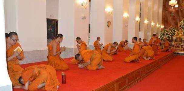 为什么泰国人见了公主要下跪?