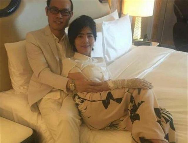 2015年《非诚勿扰》，51岁阿姨被34岁小伙“抱”走，现状如何？