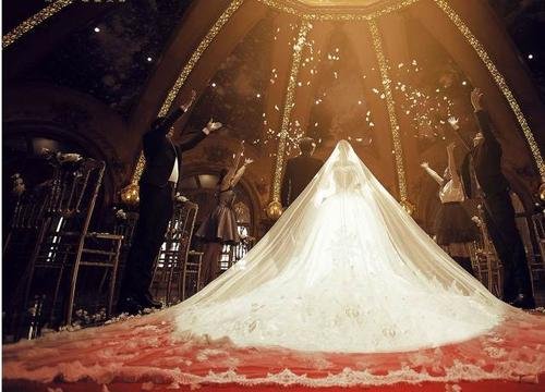 一个女孩最美的样子，应该是穿着婚纱的样子还是穿着礼服的样子？