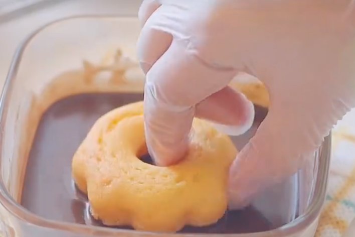 巧克力棒穿进甜甜圈的制作方法