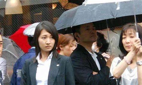 日媒：安倍遭枪击现场有22人警备，在刺杀现场，保安是什么反应？