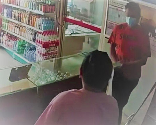 湖北一名男子抢劫商店帮女友还贷,男子构成了什么犯罪行为?