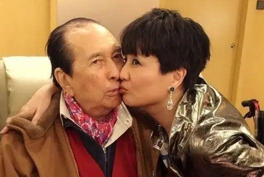 何鸿燊神秘儿子曝光，梁安琪虽大方认下，但仍有两个什么谜团还未解开？