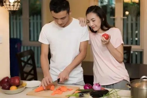 山东一女子怀孕老公狂送礼物做家务引人羡慕，你羡慕这样的老公吗