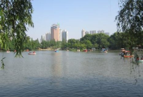 胖子开会打一地名（一个字）