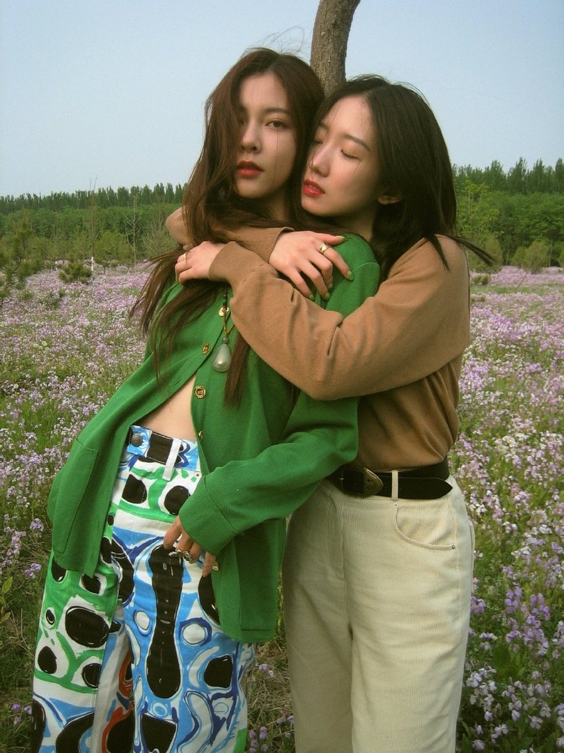 孟美岐、宋妍霏分享闺蜜郊游照,你和闺蜜拍照有什么小技巧?