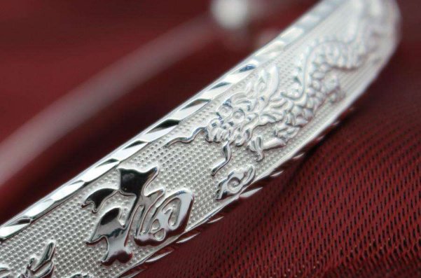 手镯内刻有纹银字样表示什么？