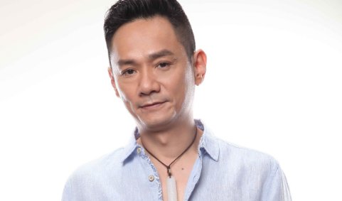 果靖霖对曹云金又是摸脸又是亲亲，这位戏骨和姚晨是什么关系？