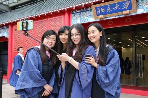 四名年过半百的子女参加毕业典礼，84岁女高中生毕业，她是因何要上学的？