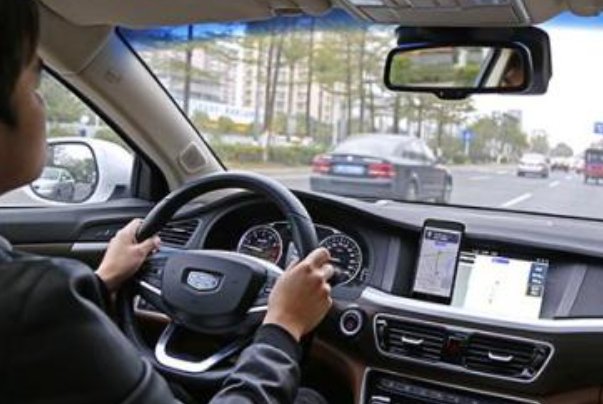 轿车落水，车主等救援还不忘做生意，车主的心理素质有多强硬？