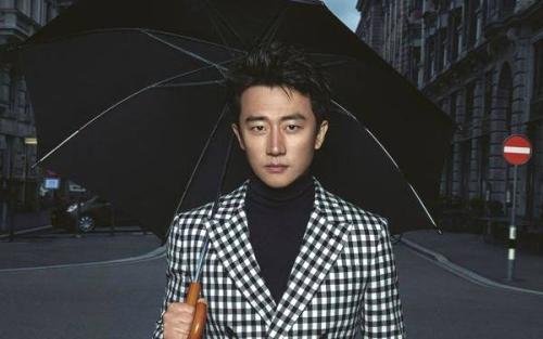 黄轩携女友与好友聚会，网友称他的女友长的像巩俐，你觉得呢？