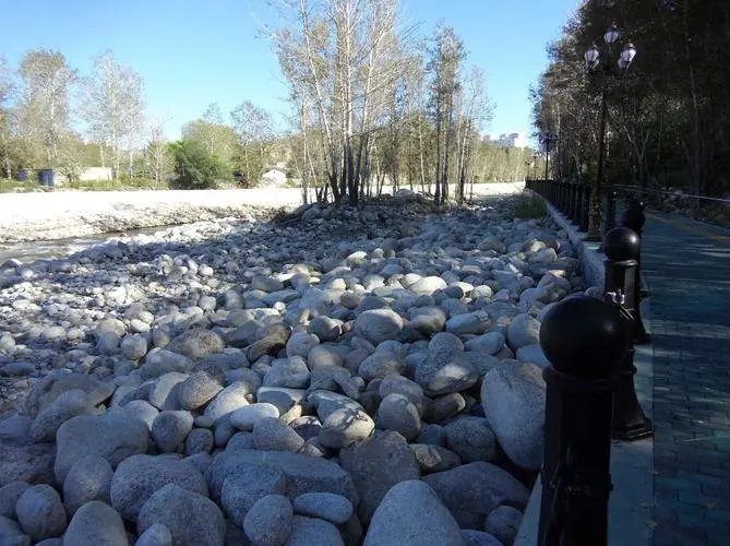 常州一公园鹅卵石地面躺满市民做热疗，这样的养生方法是否科学