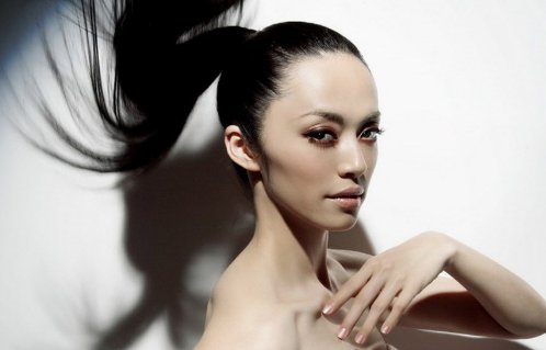 果靖霖对曹云金又是摸脸又是亲亲，这位戏骨和姚晨是什么关系？