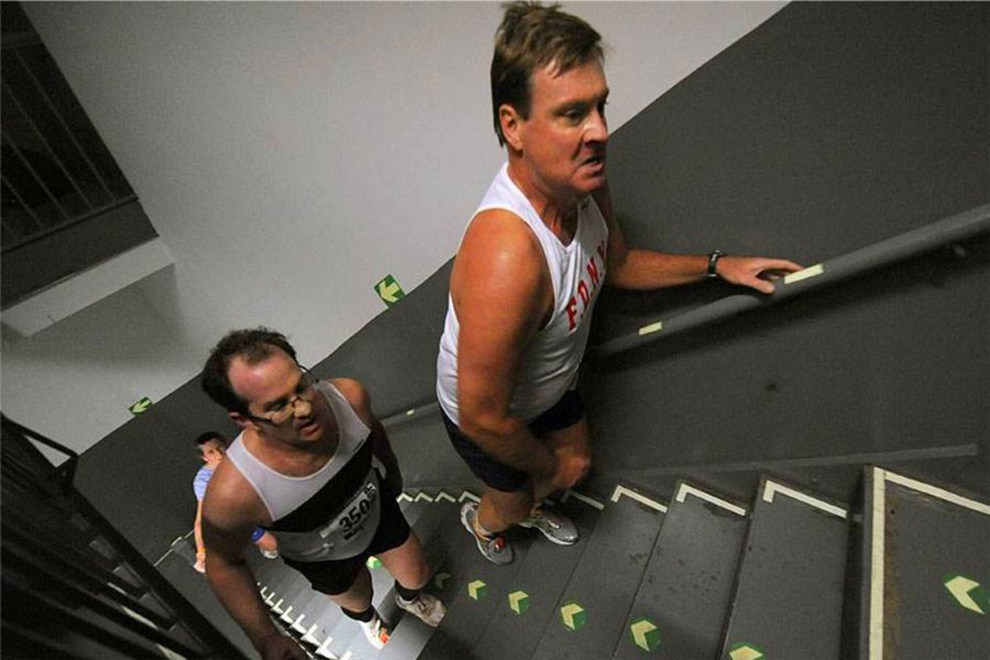 旧小区没有电梯，爬楼真的是苦不堪言，在爬楼过程中如何可以省时省力？