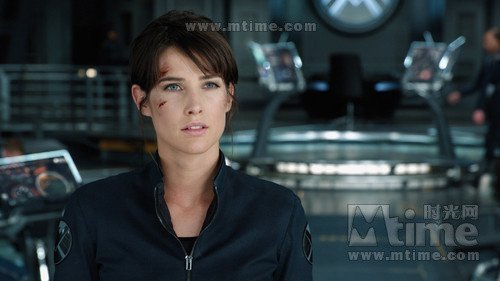 复仇者联盟里那个跟着黑人的女的叫什么