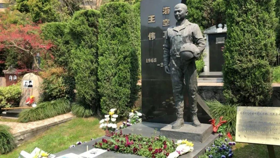 王伟墓前留信的交大学生找到了，他和王伟有哪些交集？