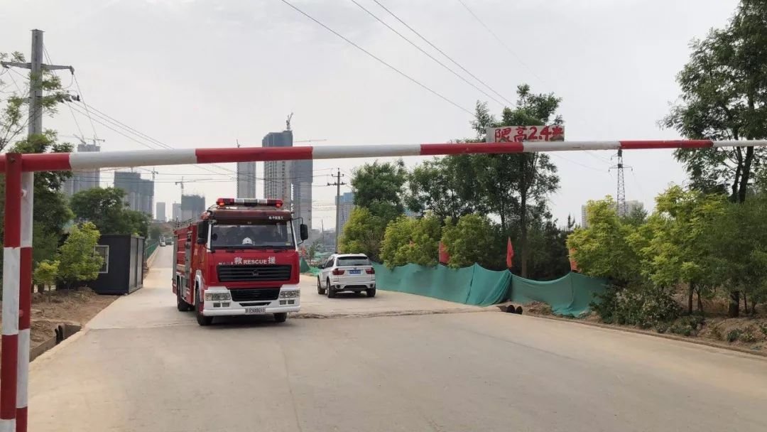 南京一小区保安拦停救火消防车，其行为是否违规？