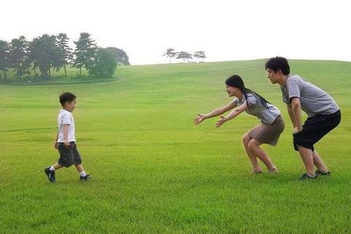 妈妈疼爱妹妹我心里不平衡怎么办？离家出走合适吗？