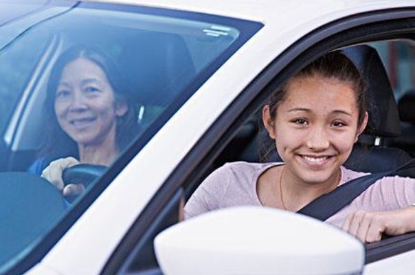 轿车落水，车主等救援还不忘做生意，车主的心理素质有多强硬？