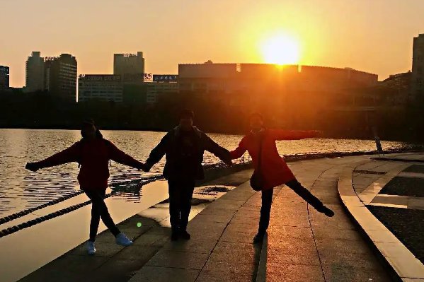 铿铿锵锵是什么意思？？