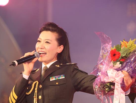 43岁谭晶近照大变疑整容，明星为什么那么喜欢整容？