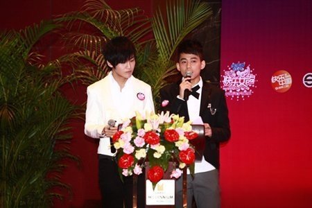 李炜和苏醒前女友夏航燕是真的吗 托奶李天王托谁的奶