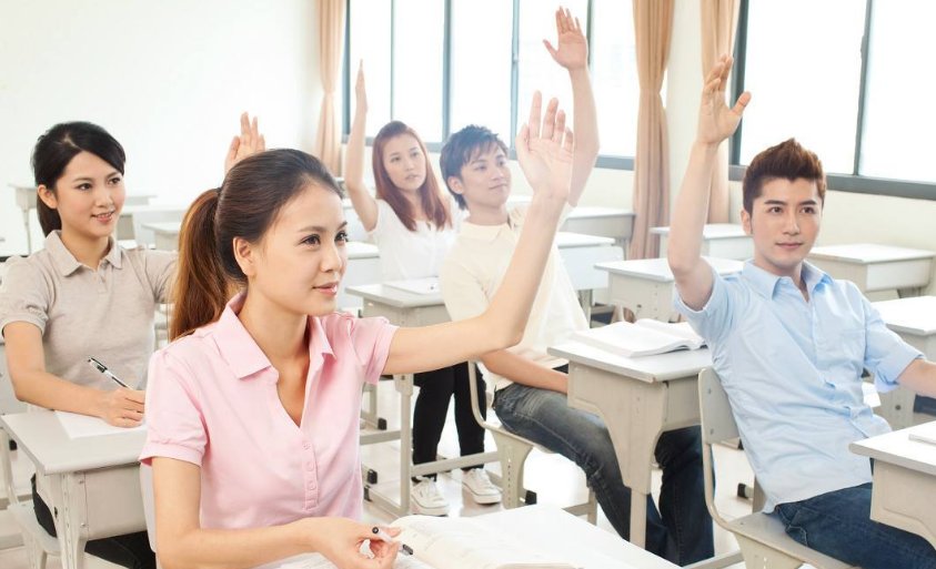 “大学生”的英文翻译应该是什么？