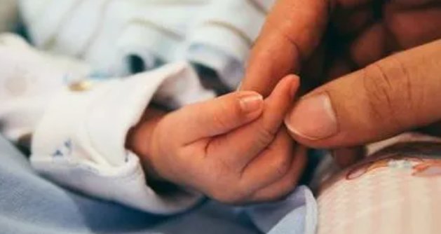 委员建议对生育孩子的家庭按月发放补贴，这一建议的可行性如何？