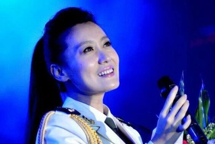 43岁谭晶近照大变疑整容，明星为什么那么喜欢整容？