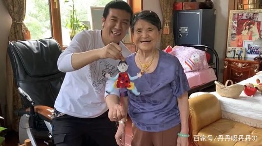 杨子说出集团的第一笔资金是靠妈妈制衣服赚来的，他妈妈到底有多么传奇？