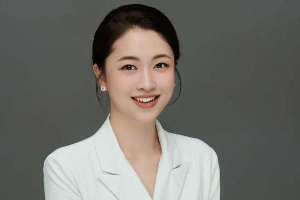 cctv4远方的家主持人