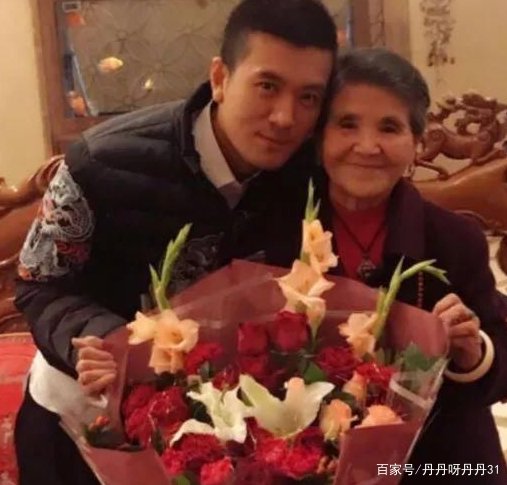 杨子说出集团的第一笔资金是靠妈妈制衣服赚来的，他妈妈到底有多么传奇？