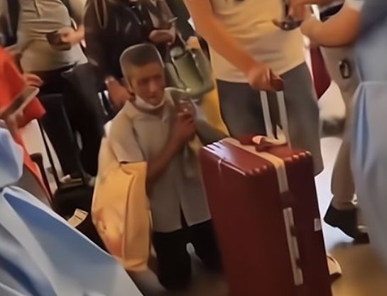 老人无核酸证明车站下跪？官方调查！目前老人的情况如何？