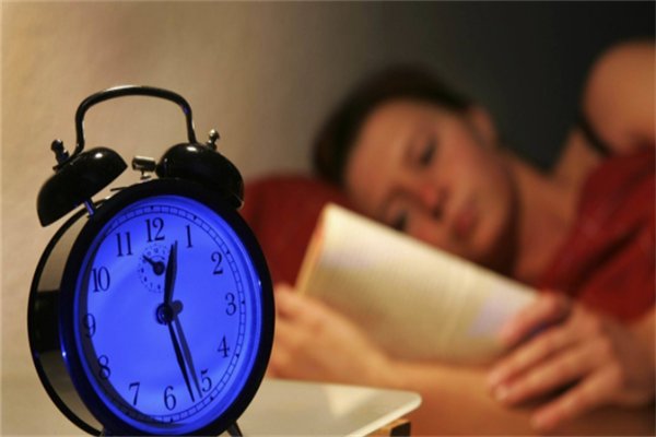晚上开灯睡觉对身体好不好？如何才能一觉睡到天亮？