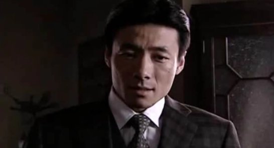 《潜伏》里的逃犯是哪个角色？